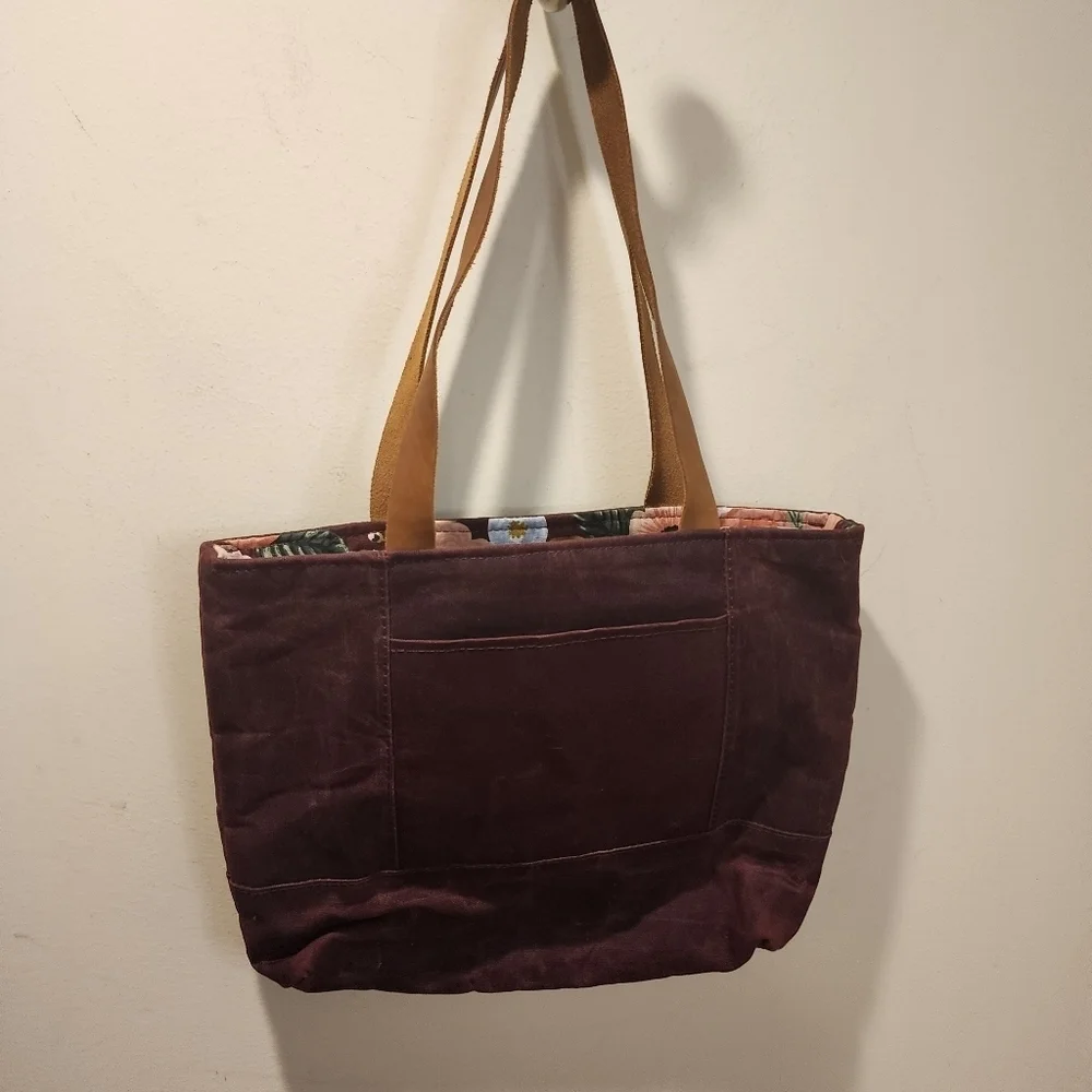 Lisa Maree Norah  burgundy Vide canvas tote bag